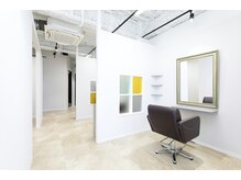 【気分はまるでVIP♪】白を基調としたナチュラルな半個室は、不安を取り除き素敵な時間に。