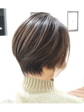 ウィスカーヘアー(whisker hair) メリハリショートボブ