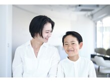 ご家族や大切なご友人とのご来店、いつでも大歓迎。広々とした待合空間で、施術中も快適にお待ち頂けます