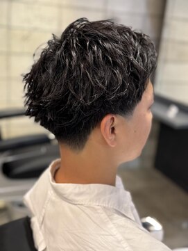 フランクスバーバー アンド ビアークラブ(FRANK'S BARBER and BEER CLUB) 刈り上げセンターパート/フェザーパーマ/サーフカール/有楽町