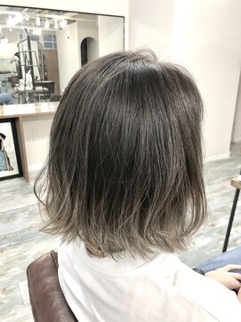 リノカヒリ(Lino kahili) バレイヤージュハイライトグレージュ×切りっぱなし外ハネボブ