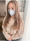 ヌーディベージュのレイヤースタイル