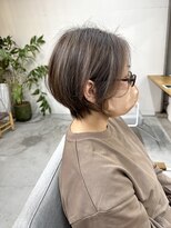 ソーコ(SOKO)&nbsp;白髪ぼかしハイライト×丸みショート