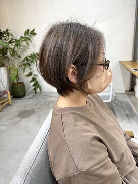 ソーコ(SOKO) 白髪ぼかしハイライト×丸みショート