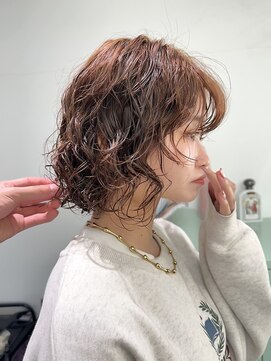 ホロ(hollo) 顔まわりレイヤーボブヘア切りっぱなしボブパーマワインレッド