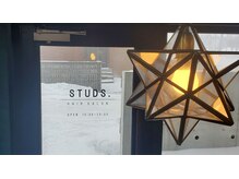 スタッズ(STUDS.)の雰囲気（エトワールのペンダントランプが目印です★）