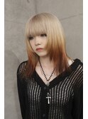 複雑履歴からホワイトブロンドのデザインカラーとハッシュカット