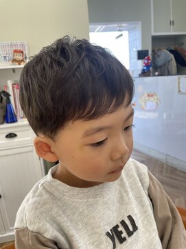 丸みシルエットのナチュラルキッズショート