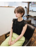明るめカラーの大人可愛い丸みショートスタイル