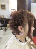 華やかでフェミニンな編み込みヘアアレンジ【別府】