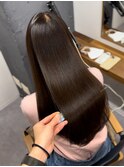 オフィスカジュアルに最適な透明感グレージュ