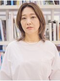 前髪からサイドに繋がるようレイヤーを入れたミディアムレイヤー