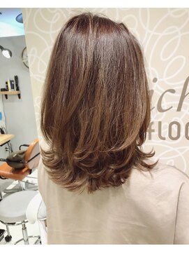 ミッシェル アフロート(michelle afloat) 20代30代40代50代ラウンドCカーブ外ハネレイヤートップふんわり