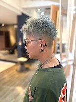 オルシェット(olchette)&nbsp;シルバーと緑のブリーチデザインカラーとがっつり刈り上げパーマ