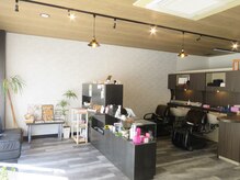 ジョイ ヘアサロン(JOY HAIR SALON)の雰囲気（待合スペースは解放感ある空間でゆったりとお過ごしいただけます）