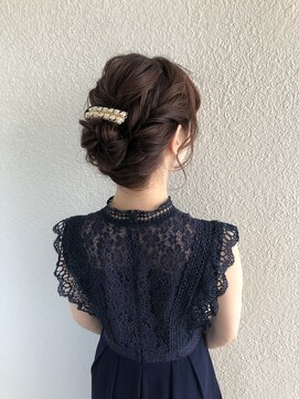 パリスパート2 サイド 編み込み ゆるふわ コンパクト シニヨン ヘアアレンジ
