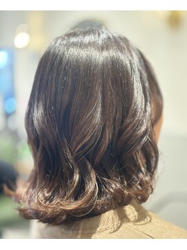 毛先をふんわり巻いて、上品なツヤ×柔らかカールに