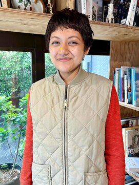 ザレミー(THE REMMY) 刈り上げなしのショートスタイル/ボルドーカラー