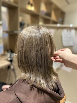 クーレ ビオトープ(+ CURE biotope) 白髪ぼかしハイライト×外ハネスタイル