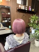 アオイ(Aoi)&nbsp;ブリーチピンクの切りっぱなしボブ