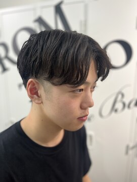 クロムトウキョウ ザ バーバー 新宿本店(CHROM TOKYO the Barber) センターパート/ツーブロック/カルマパーマ/アッシュブラック