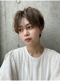 柔らかいカールとベージュカラーの憧れショートスタイル