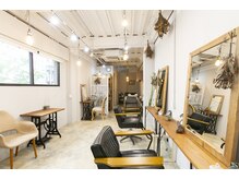 ココヘアメイク(KOKO hair make)の雰囲気（椅子　テーブル　鏡は全てアンティークで揃えました。）