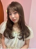 柔らかいベージュカラーとお洒落に動くレイヤーカット