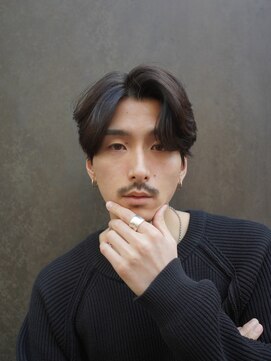 レタッチバイフィフス(RETOUCH by fifth) 男らしさ溢れる緩めのニュアンスパーマのセンターパート