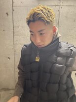 アルカナ 明治神宮前原宿(ARCANA)&nbsp;抜きっぱなしブリーチ　くるくるパーマ　スキンフェードカット