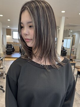 キノ(kino) ハイライトレイヤーカットグレージュ顔周り