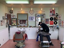 いなたいバーバーの雰囲気（アメリカの90sをモチーフの内装、オーナーの好みが詰まってます）