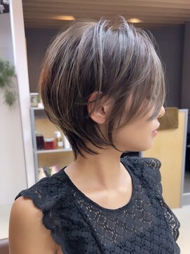 ラフ 立川(Laff) ショートヘアショートボブ白髪ぼかしハイライトカラーボブ