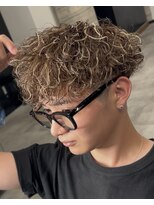 イーラ アメ村店(era)&nbsp;スペインカール　ツイストスパイラル眉カットメンズパーマ