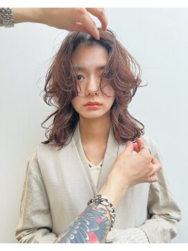 トレス(TRESS) くびれヘア　ミディアムヘア　ウルフパーマ
