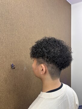 グロウアップバイトゥエンティーフォー 忠岡(glow up by24) 強めカールのフェードパーマ