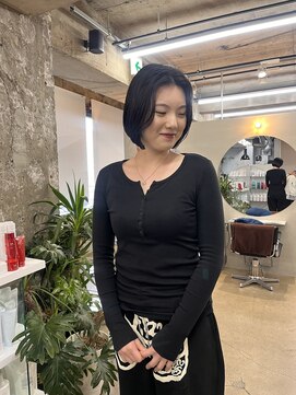 リラ バイ クオーレ(LIRA by CUORE) 前髪パーマで流れるボブ