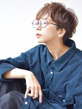 サークル(CIRCLE) マッシュショートカーキグレージュ大人かわいいフェザーバング