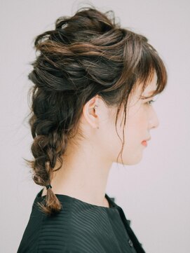 ヘアアンドリラクゼーション シャッセ(Hair&Relaxation SASE) ルーズなねじり編み込みツインテール