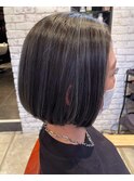 大人可愛い小顔魅せワンサイドショートボブ丸み前下がり