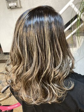 リバレッジ 白金(Leverage) 大人ミディアム×バレイヤージュカラー 担当:福永