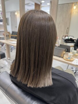 ヨロ(YoLo.) グレージュカラー　担当永田