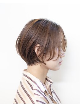 エルレ(Elure) 前下がりショート#センターパート#ブリーチなしカラー#アッシュ