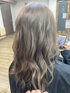 シード(Syead) ホワイトベージュ×ハイライト×モノトーン【八王子】