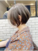 大人ショートボブ、白髪ぼかしハイライト、丸みくびれ【BISA】