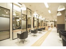 倶楽部ヘアーズ 醍醐本店(HAIR'S)の雰囲気（明るくて広い店内）