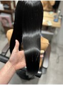 逆三角型を活かす美髪黒髪ロングヘア