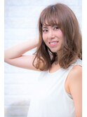 カーキグレージュ＆大人かわいいフェザーバング小顔くびれボブ
