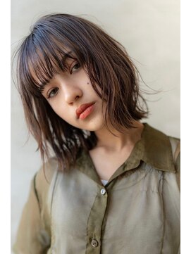 メゾンバイハバナ(maison by HAVANA) 大人かわいいフェザーバングカーキグレージュミディアムウルフ