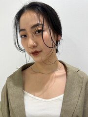 センターパート　抜け感　ヘアアレンジ　艶感　グレージュカラー